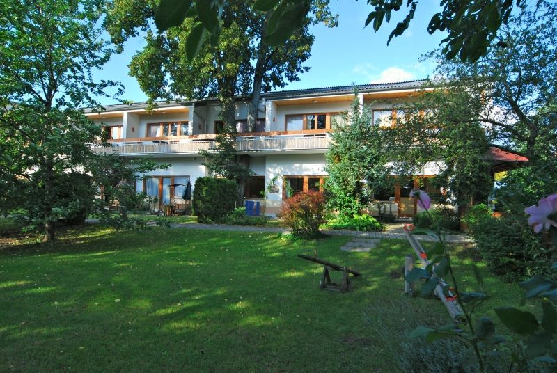 Bytový hotel Witzmann se zahradou a stromy.