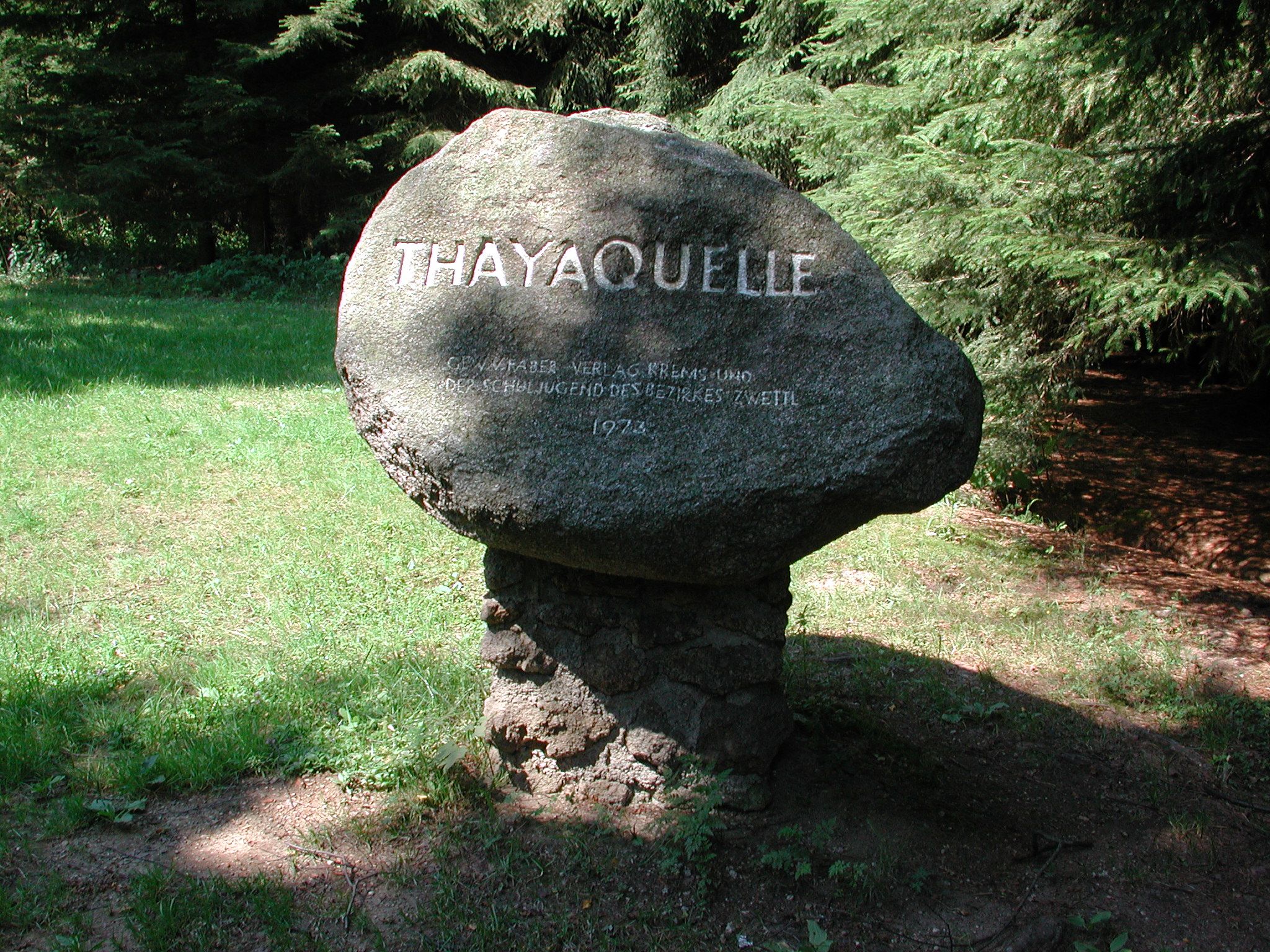 Pamětní kámen s nápisem "Thayaquelle" v lese.