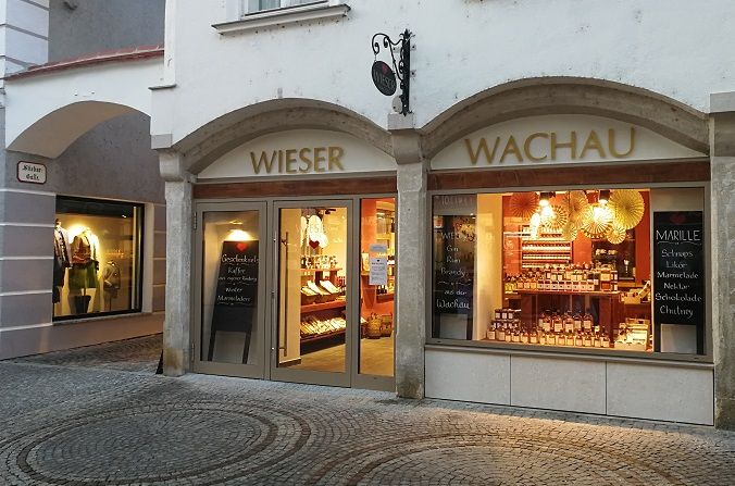 Pohled zvenčí na obchod s nápisem "Wieser Wachau".