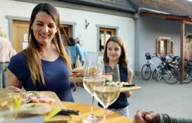 Genuss beim Heurigen, &copy; Mostviertel