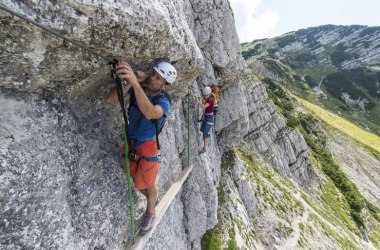 Bezpečným krokem na ferratě „Heli Kraft“ na Hochkaru, © Alexander Kaiser