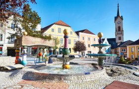 Hlavní náměstí ve Zwettlu s Hundertwasserovou kašnou, © Stadtgemeinde Zwettl, Monika Prinz