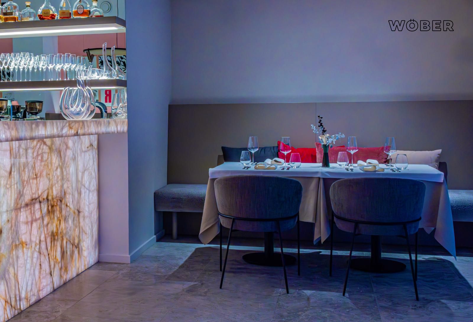 Restaurace uvnitř prostřeného stolu 