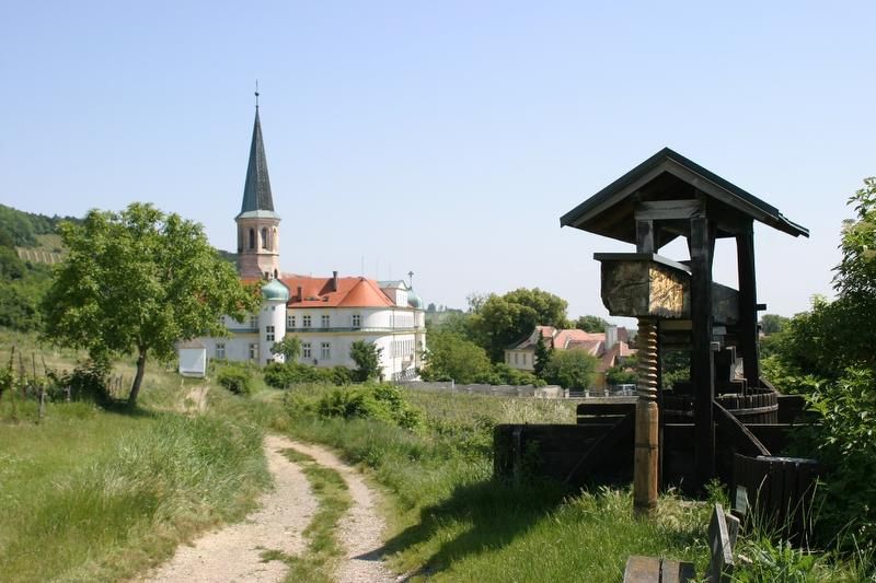 Hrad se nachází uprostřed vinic v Gumpoldskirchenu.