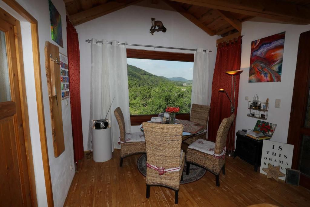 Židle se stolem před oknem