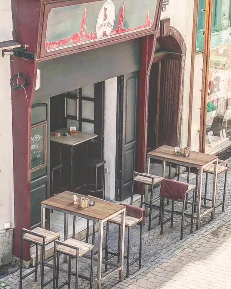 Kavárna a bar Mittndrin