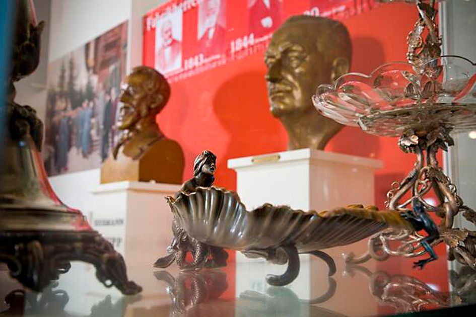 Exponáty v Krupp Stadt Museum Berndorf, včetně bust a dekorativních předmětů.