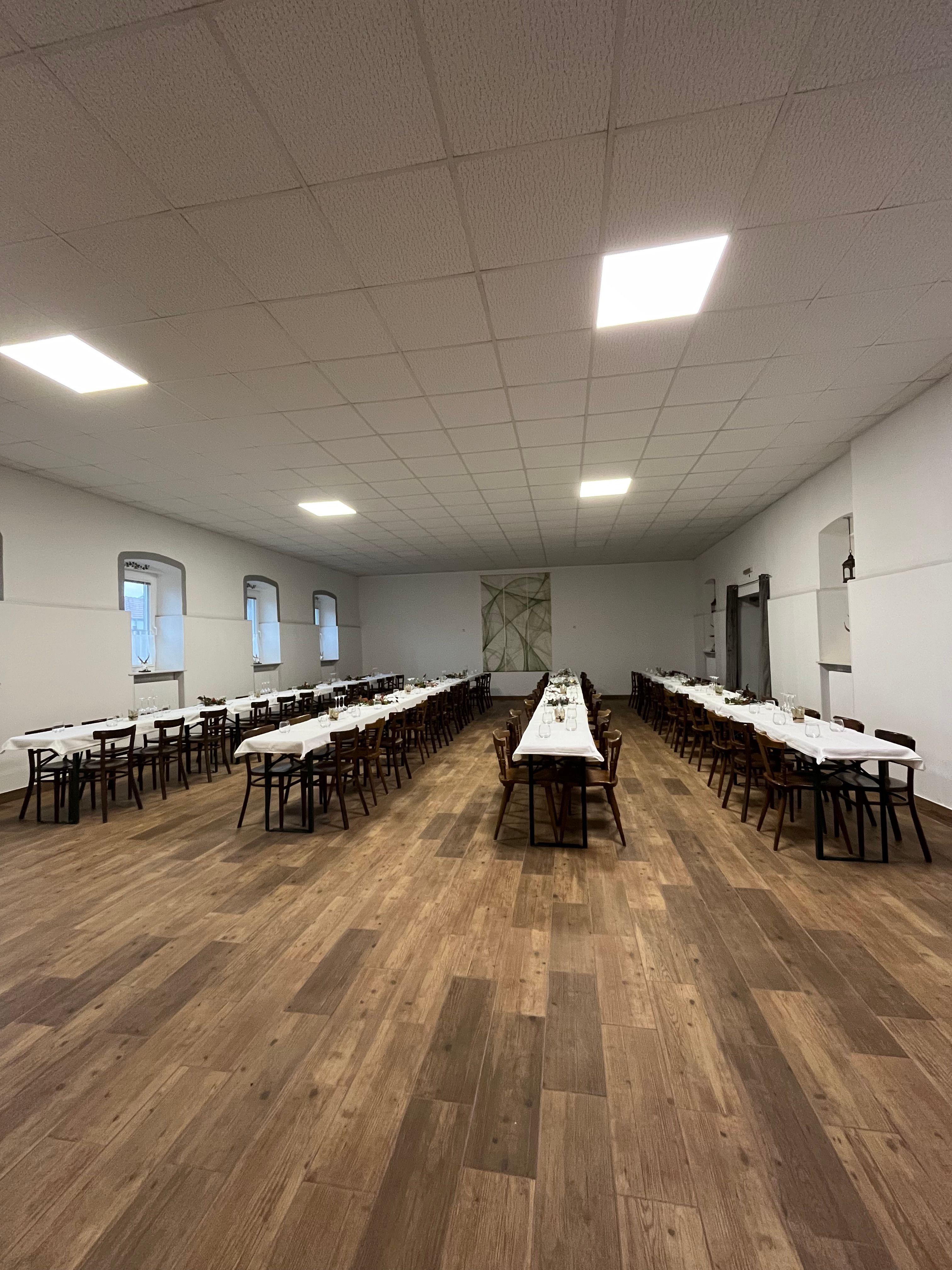 Stixer Hof, Stixneusiedl, velký sál se stoly a křesly