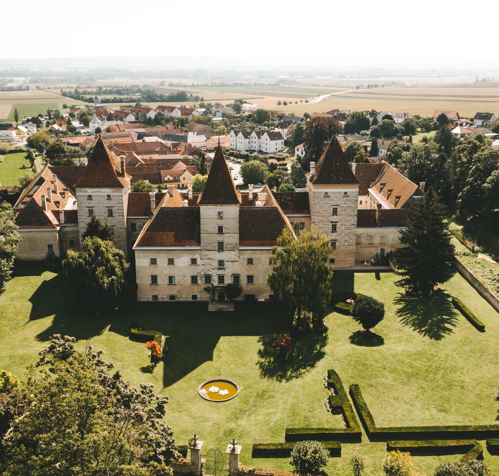 Umgeben von üppigen Gärten und majestätischen Bäumen, strahlt die Schlossküche Walpersdorf eine einladende Atmosphäre aus. Die harmonische Verbindung von historischer Architektur und der malerischen Landschaft lädt dazu ein, die kulinarischen Köstlichkeiten der Region zu genießen.