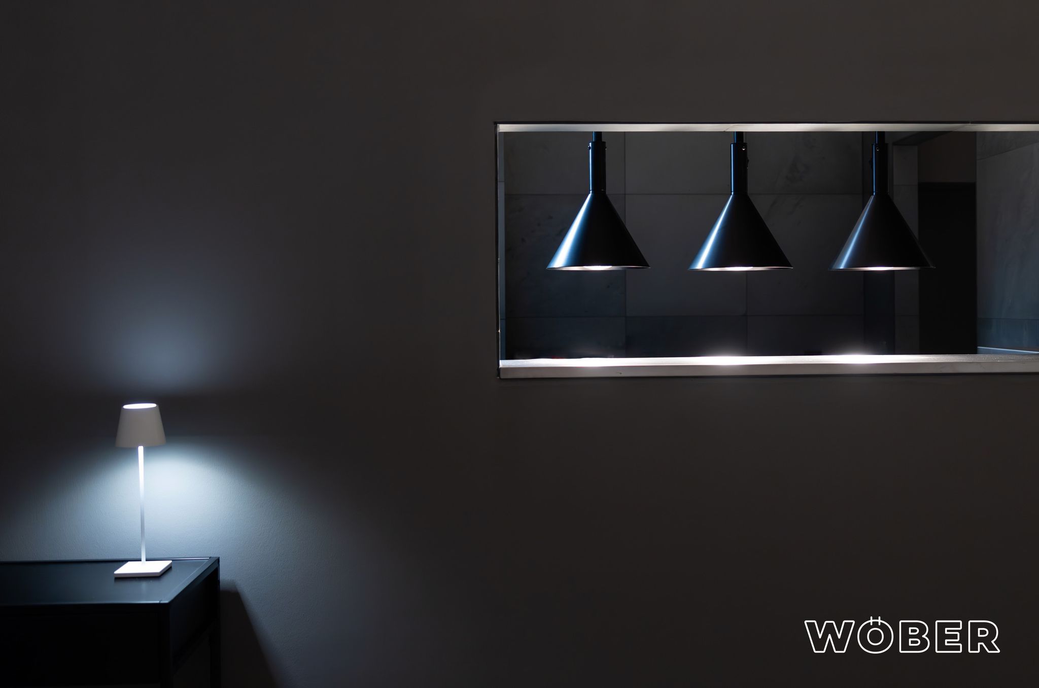 Lampy před černou stěnou 