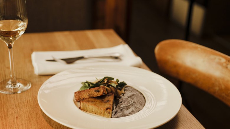 Potato terrine with autumn trumpet sauce, © Niederösterreich Werbung/Michael Reidinger