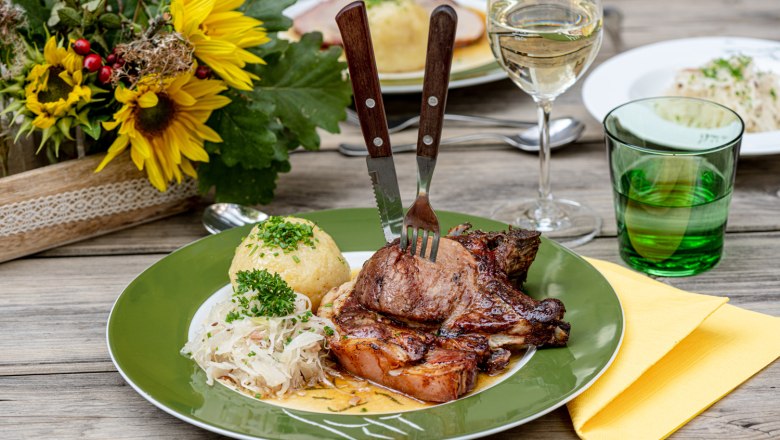 Homemade roast pork with dumplings, © Martina Siebenhandl