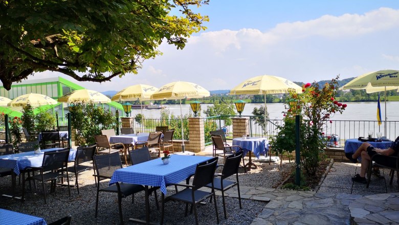 Gastgarten auf der Terrasse mit Blick auf die Donau, © Wachauerhof