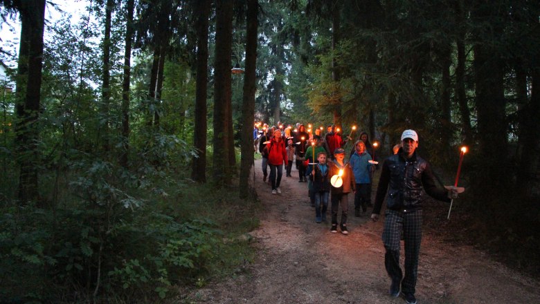 Pěkně napínavé: Procházka s loučemi nočním lesem, © Hoteldorf Königsleitn