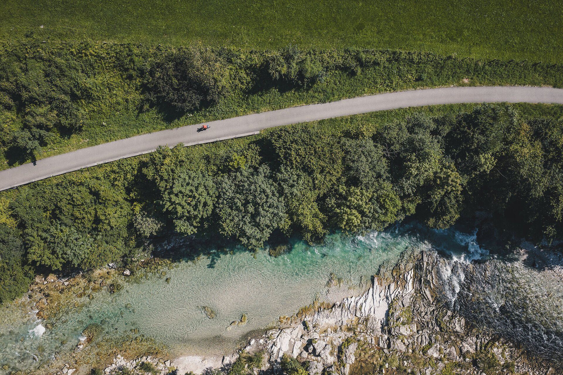 Luftansicht des Ybbstalradwegs durch Natur und entlang der klaren Ybbs.