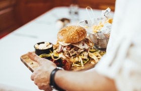 Regionaler Burger nach 7 Hirtner Art, &copy; Nieder&ouml;sterreich Werbung/David Schreiber