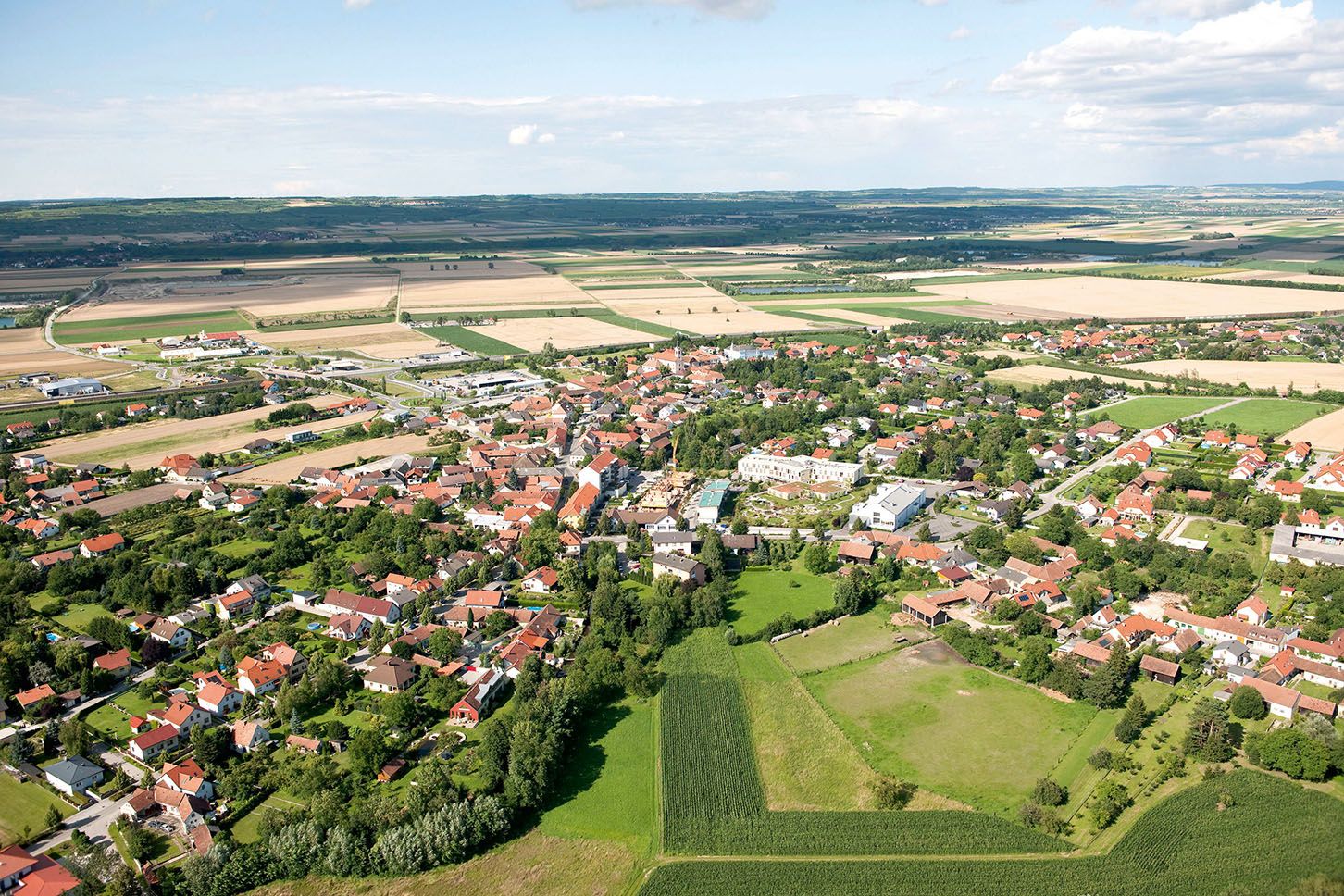 Letecký pohled na Grafenwörth s poli a domy.
