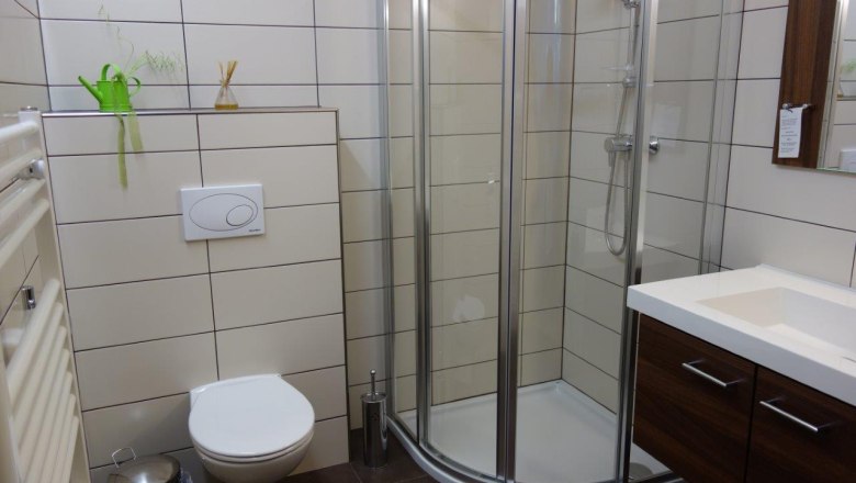 Bathroom in the Apple Blossom room, © Gästehaus Daurer