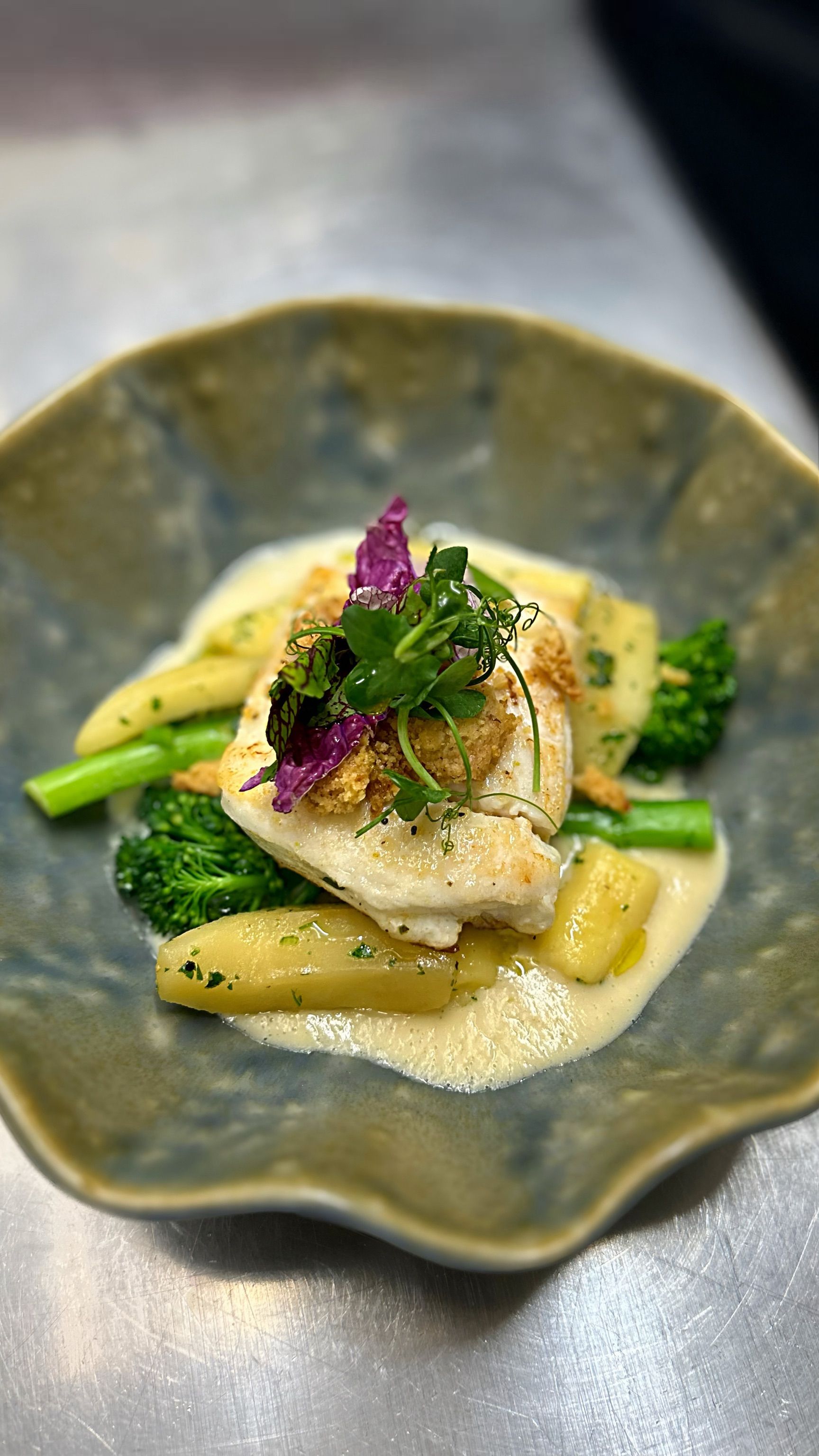 Halibut s noky, dušenými jablky a ořechovou drobenkou na celerovém beurre blancu