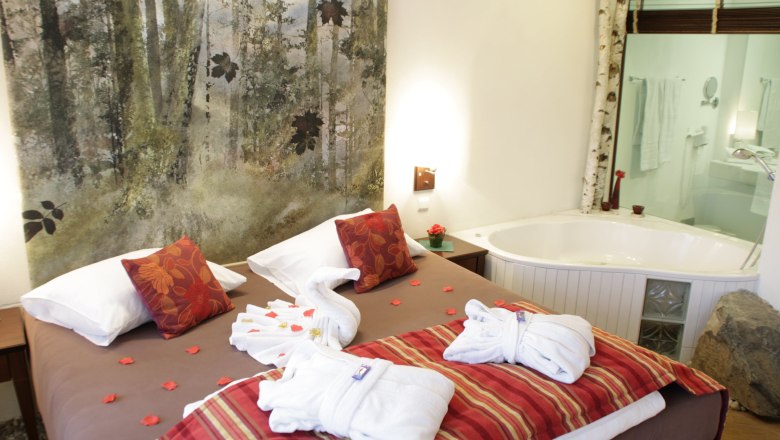 Romantic room with whirlpool tub, © Hotel-Restaurant Liebnitzmühle