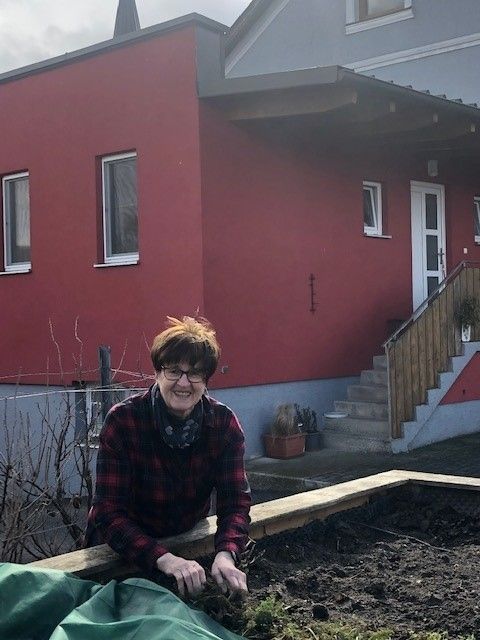 Emma Böhmová při práci na zahradě, prázdninový byt Böhmerových