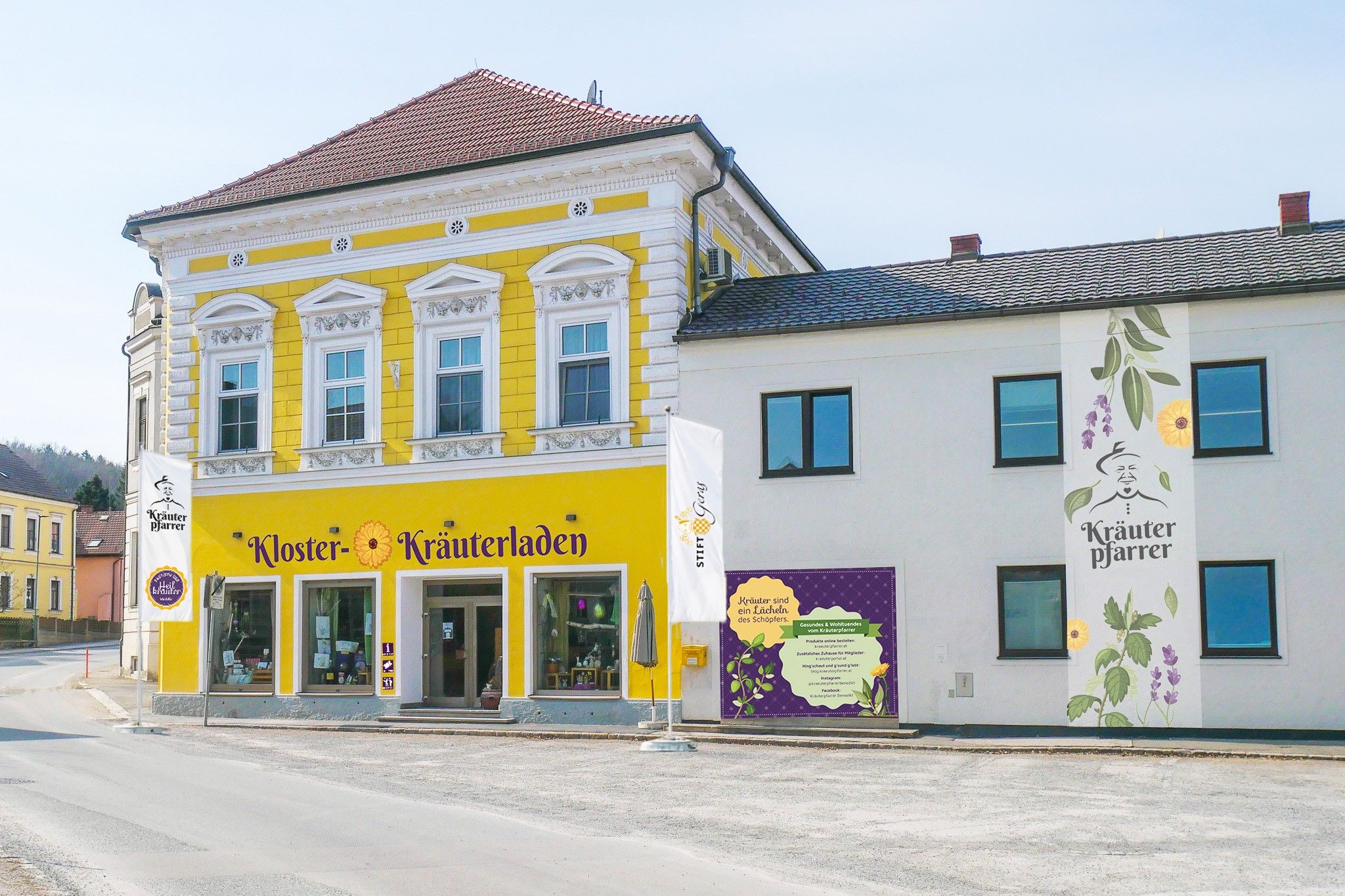 Vnější pohled na centrum Kräuterpfarrer se žlutou klášterní prodejnou bylin a ozdobnou fasádou.