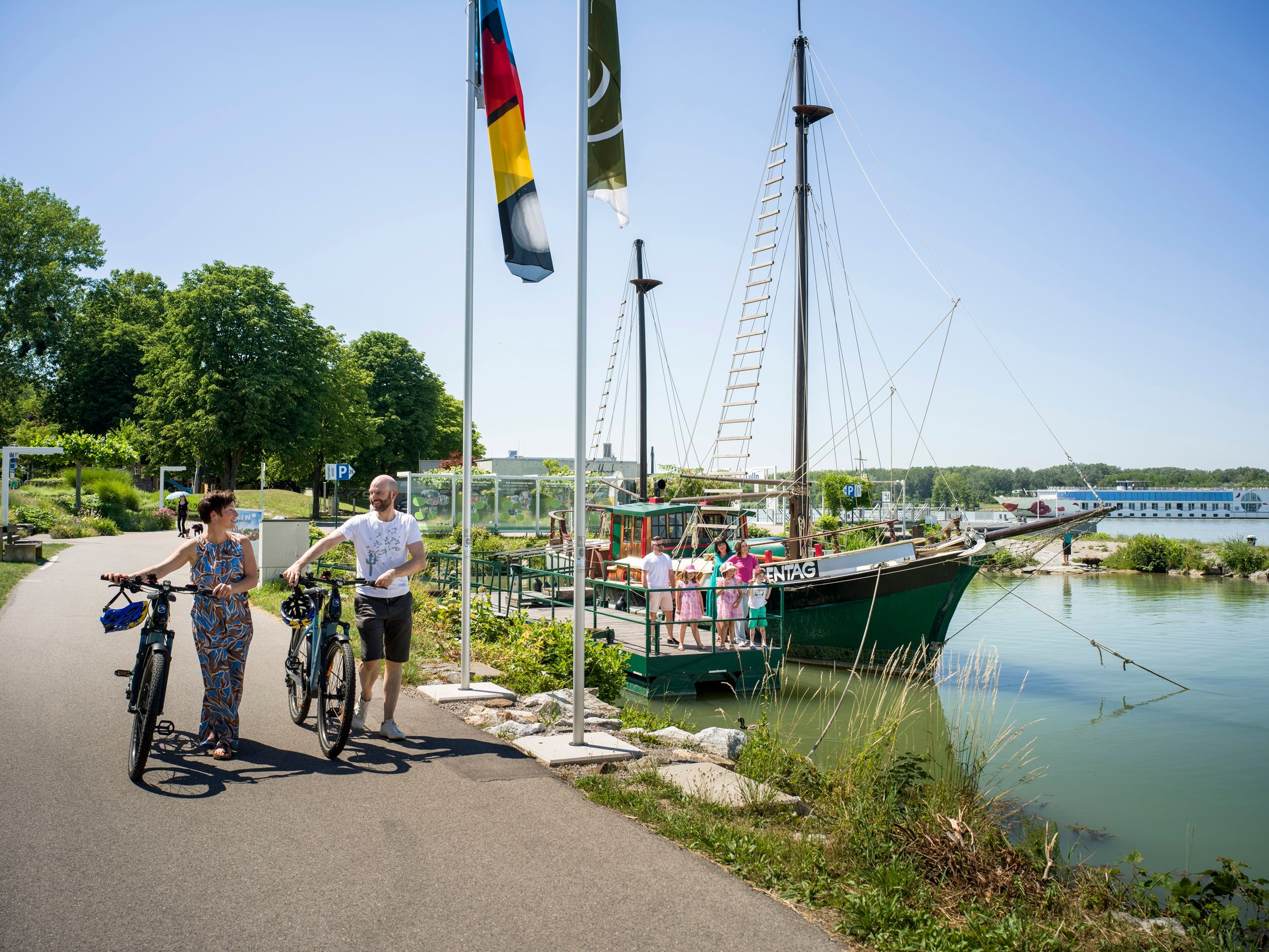 historisches Schiff im Wasser
