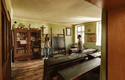 In einem charmanten, historischen Klassenzimmer des Weinviertler Museumsdorfes Niedersulz wird die Vergangenheit lebendig. Die alten Schulbänke und die Tafel erzählen Geschichten aus einer Zeit, als Lernen noch ganz anders war. Hier spürt man die Atmosphäre von Kindheitserinnerungen und Traditionen, die das Dorf prägen.