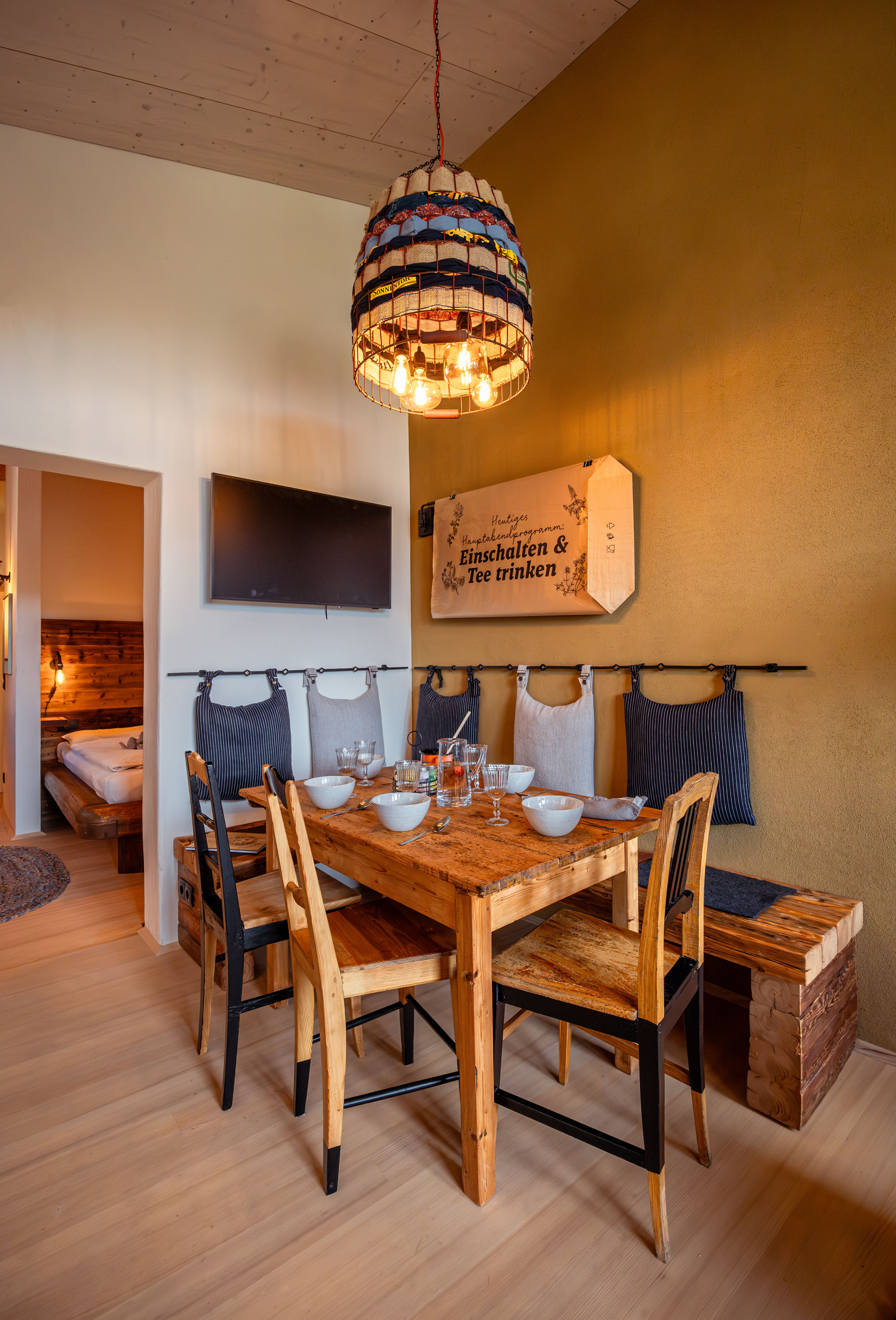 Vnitřní dvůr s dlážděnou cestou, rostlinami a moderními budovami pod modrou oblohou.