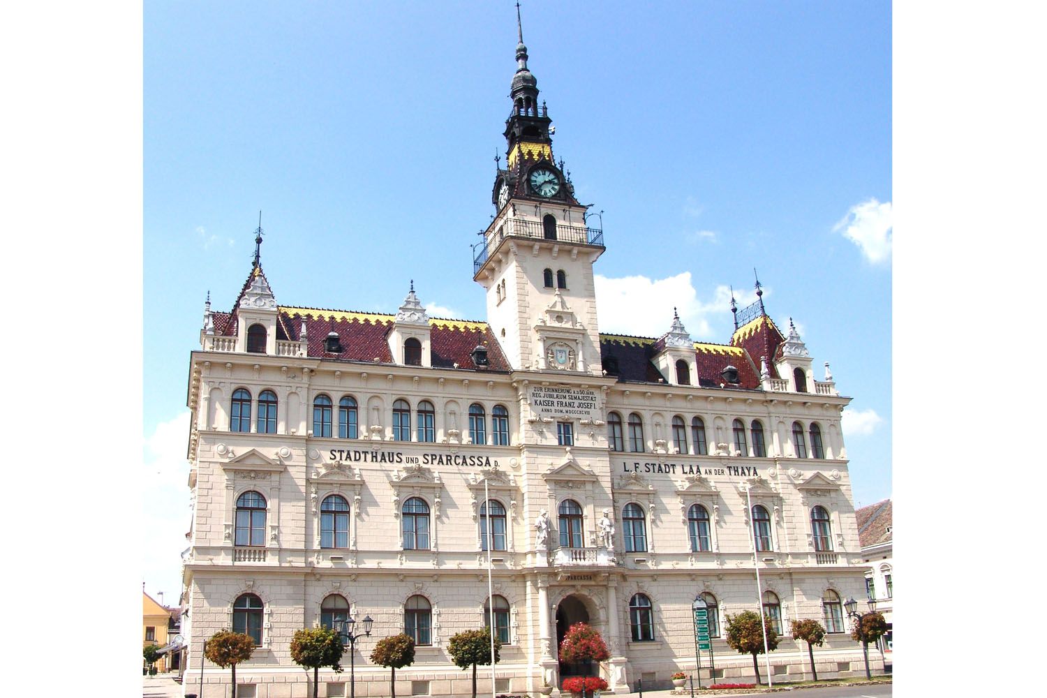 Historická radnice města Laa an der Thaya s hodinovou věží a zdobenými fasádami.