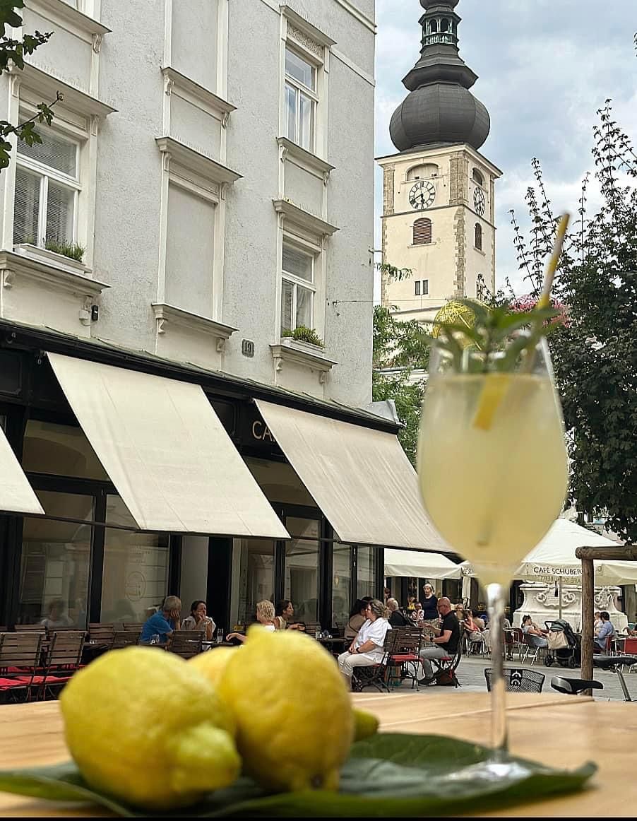 Kavárna a bar Mittndrin