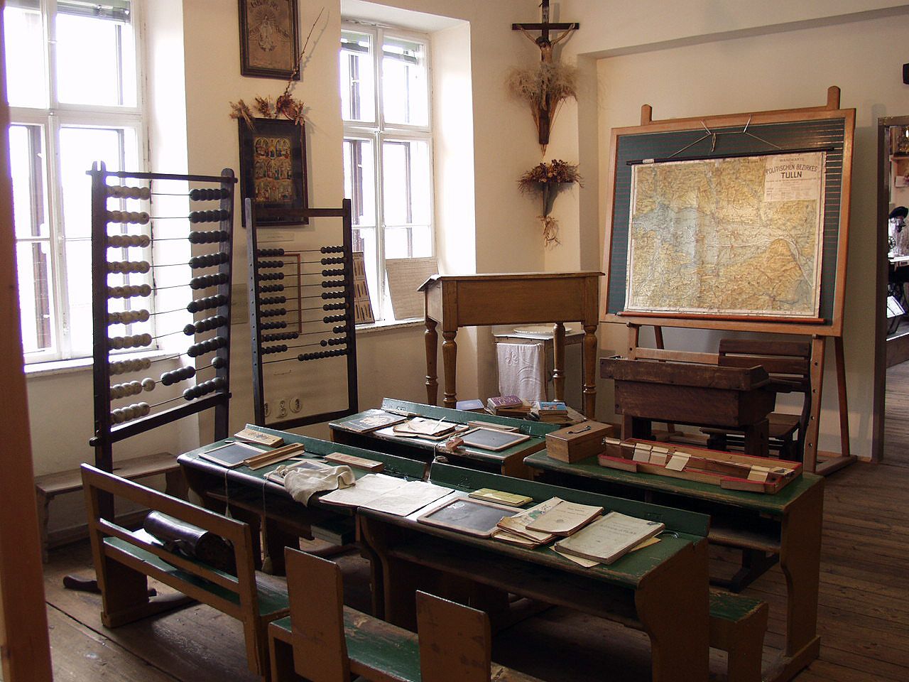 Historická třída s počítadly, mapou a starými školními lavicemi.