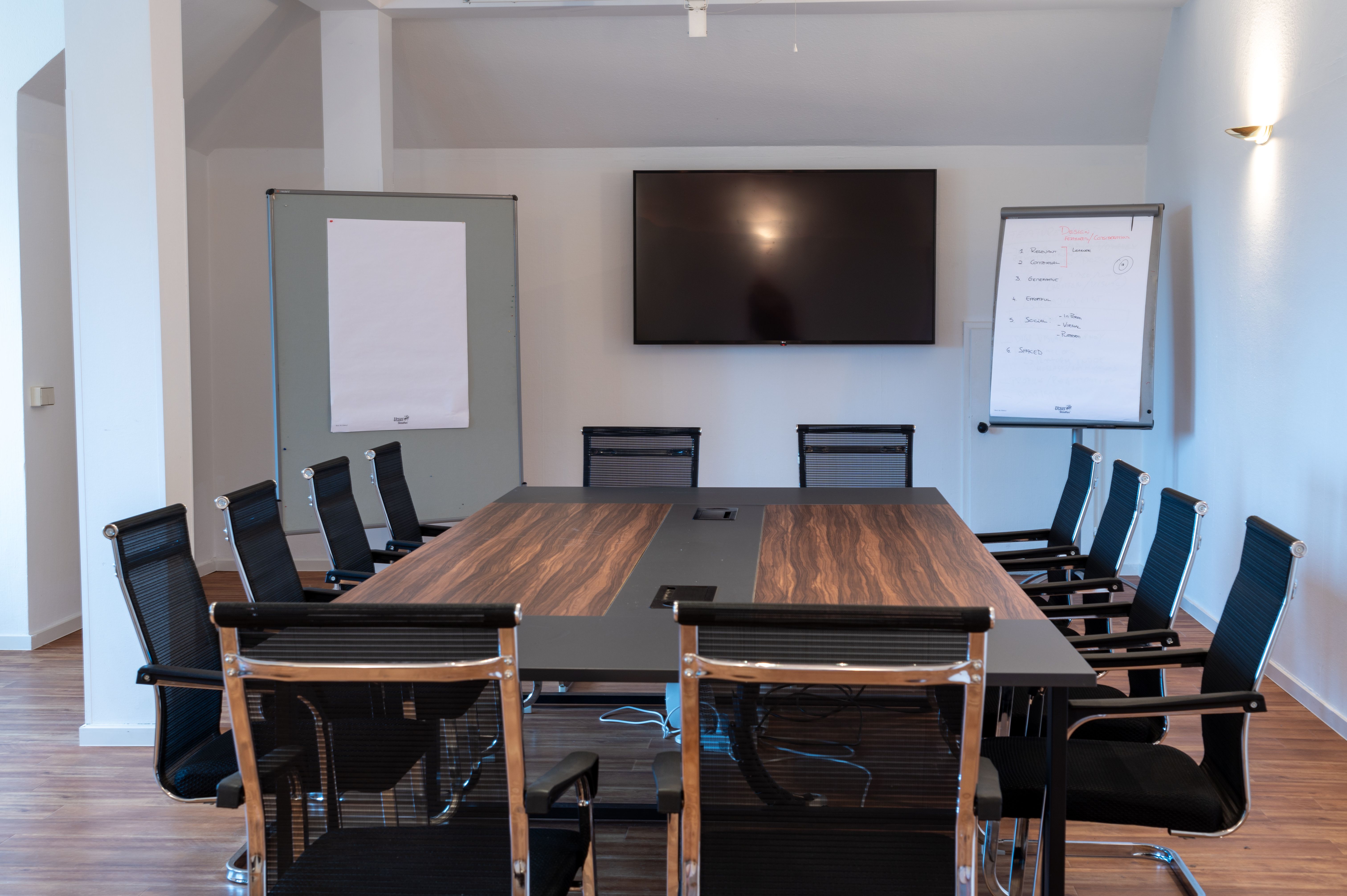 Seminární místnost se stolem, židlemi a plátnem