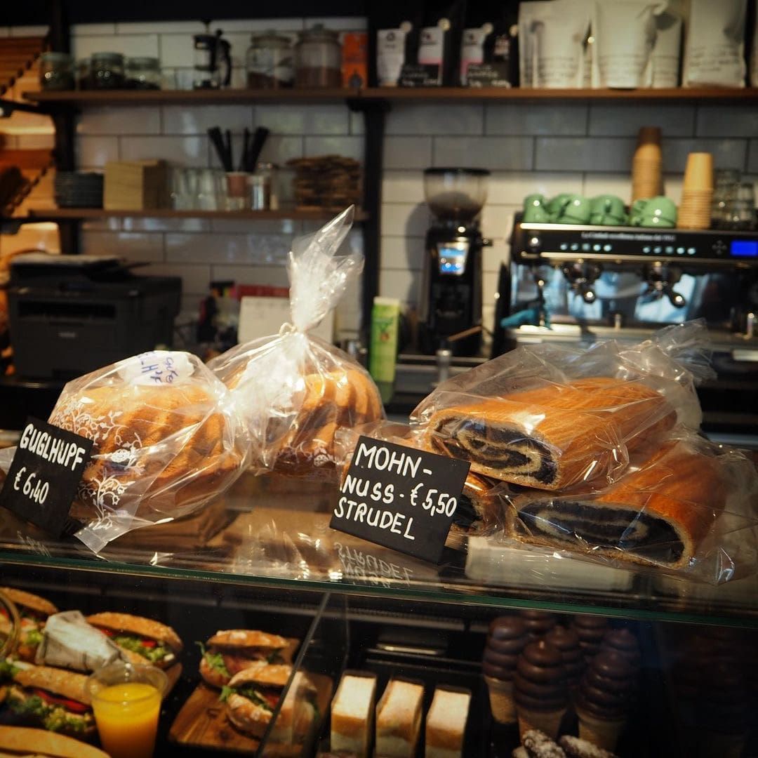 Pekařská expozice s Guglhupf a makovým a ořechovým závinem.