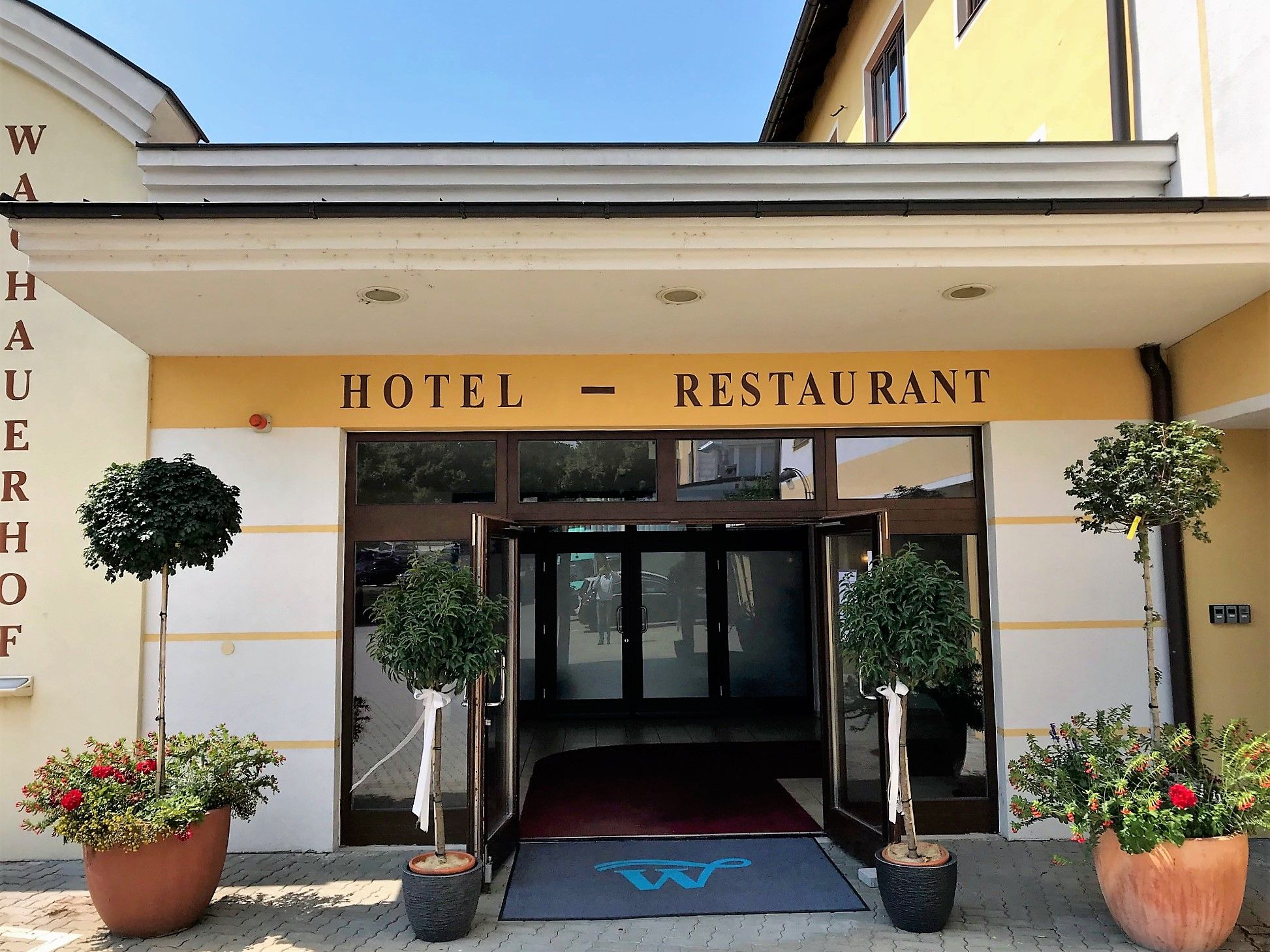hotel_entrance_cross_c_wachauerhof