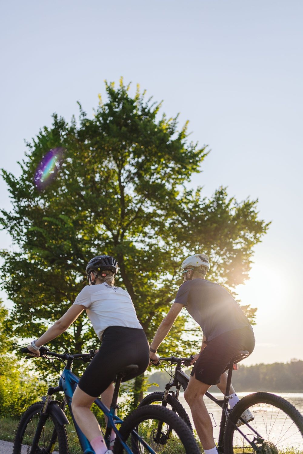 Cyklisté podél Dunaje
