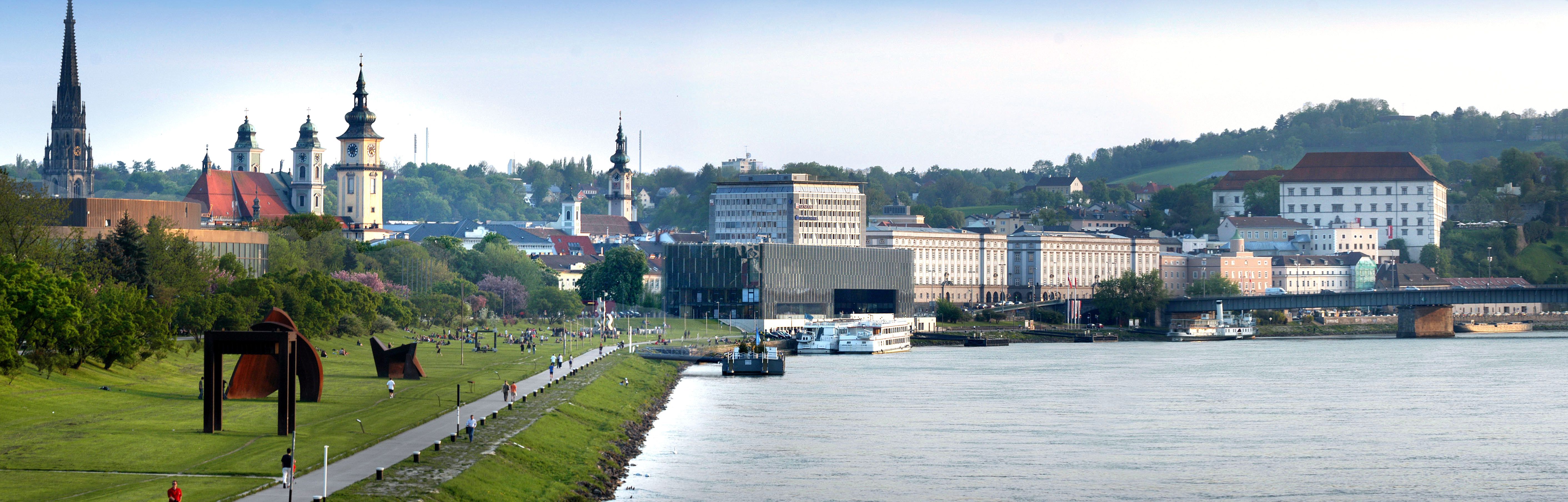 Panorama Lince s Dunajem, kostely a moderní architekturou.