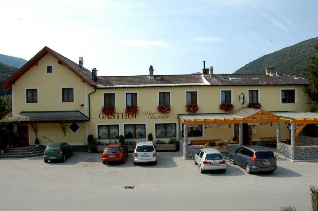 Gasthof Moser-Stockreiter a před ním zaparkovaná auta.
