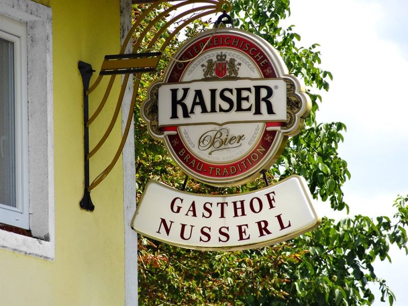 Nápis Gasthof Nusserl s logem Kaiser Bier.
