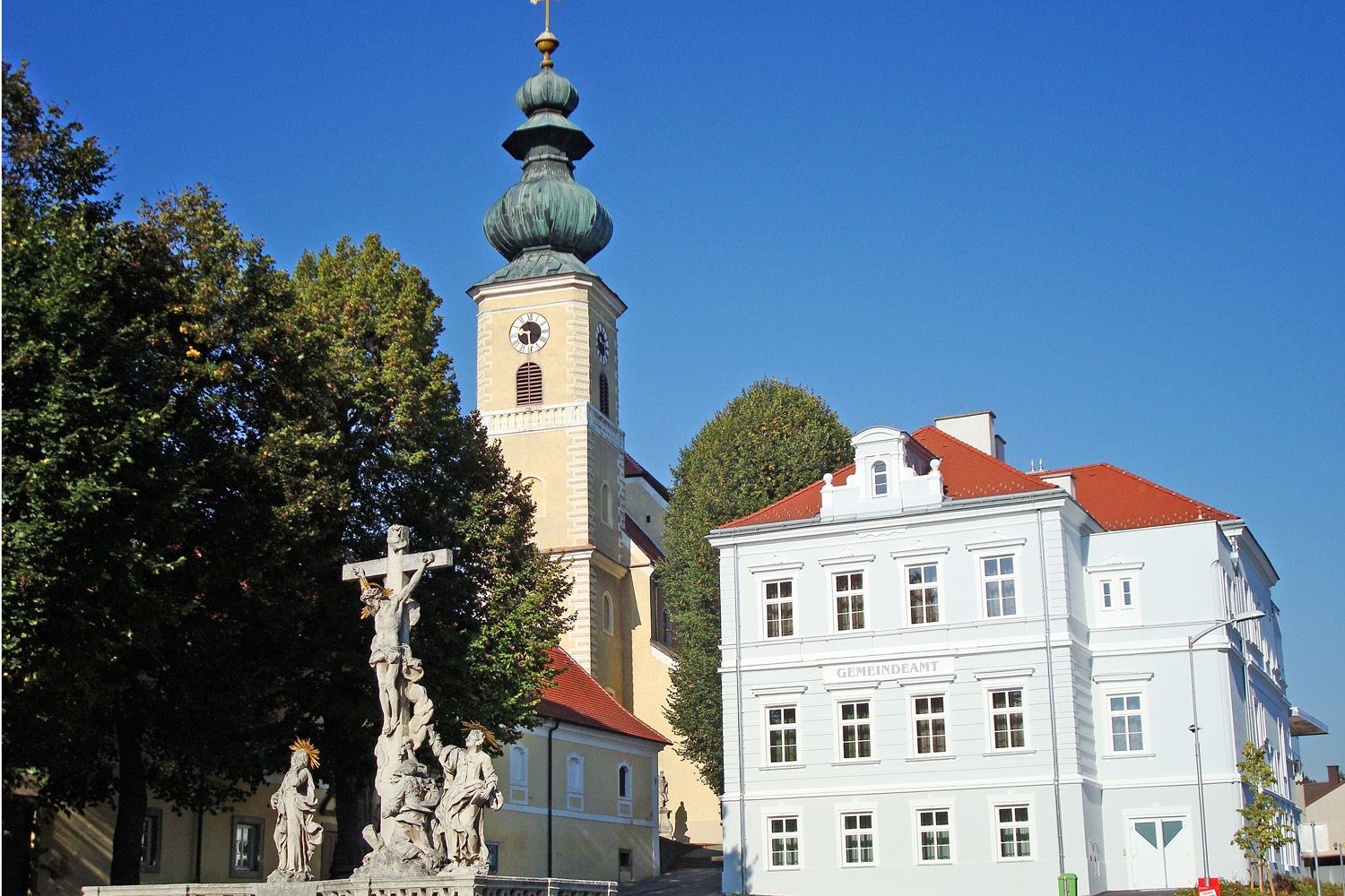 Kostel s cibulovou kopulí a farní úřad v rakouském Gaweinstal.