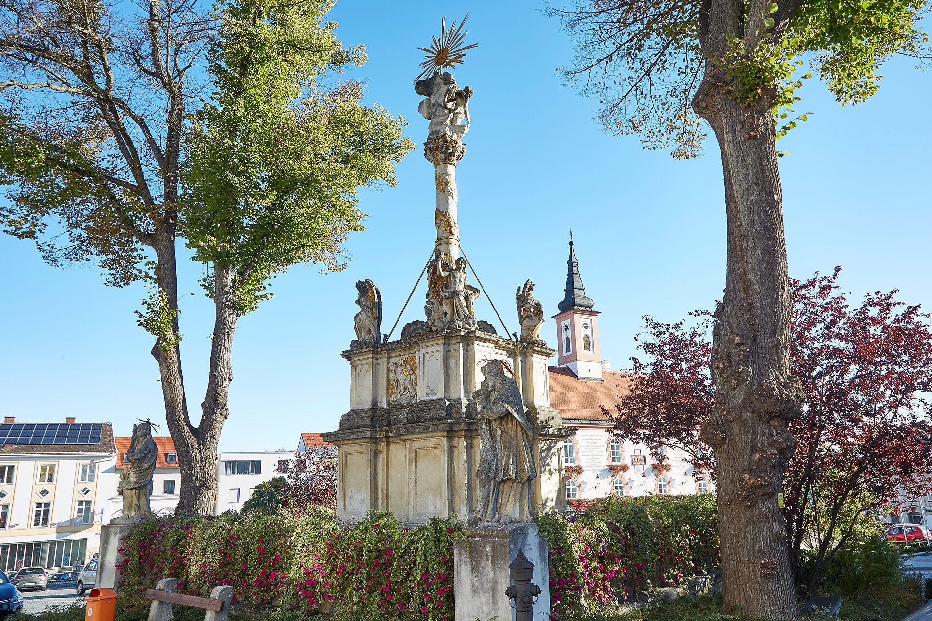 V malebném opevněném městečku Waidhofen an der Thaya stojí impozantní památník obklopený bujnou zelení a barevnými květinami. Zářící slunce zalévá scenérii teplým světlem a zve k vychutnání historické atmosféry a krásy okolí.