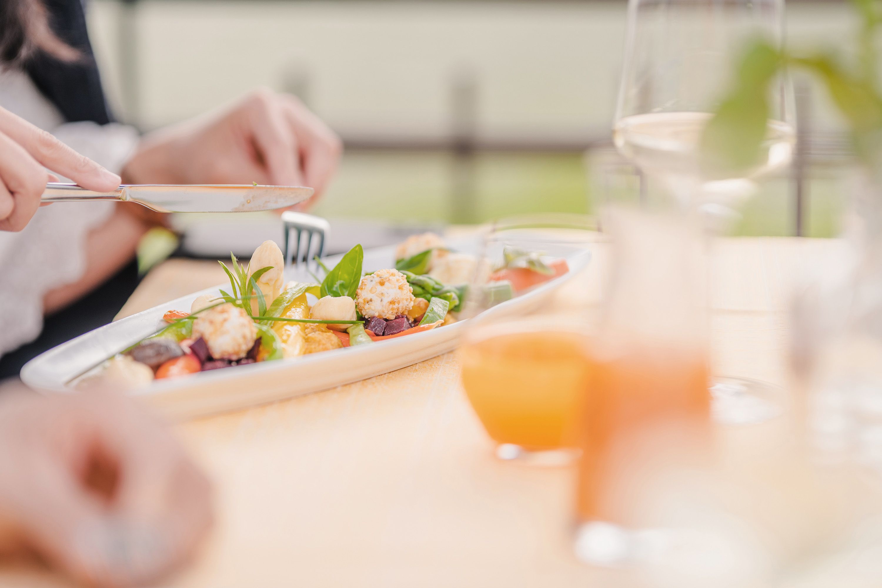 Zdobený talíř s předkrmem a meruňkovou šťávou v pozadí