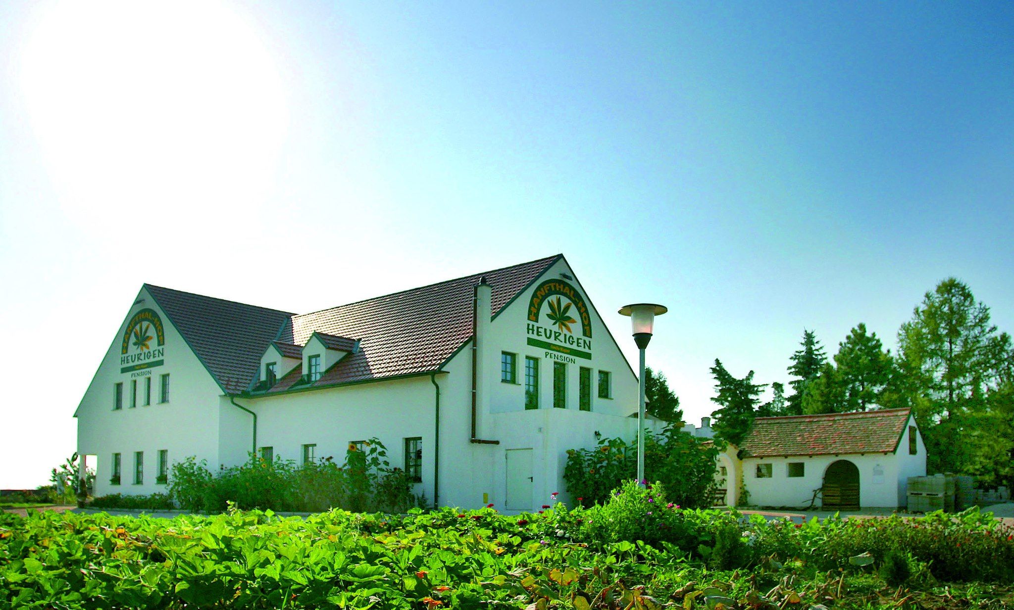 Vnější pohled na budovu s označením "Hanftalhof Heuriger Pension".