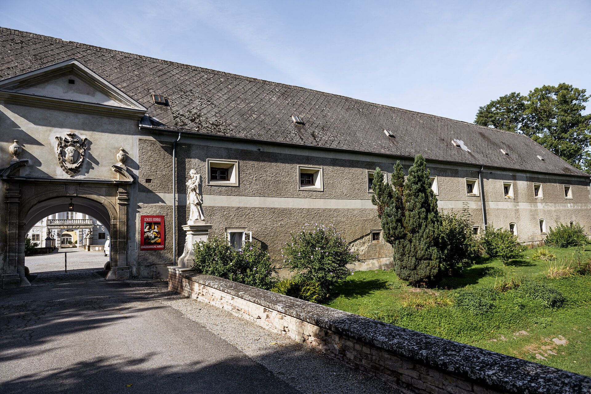 Most a pohled na vnitřní nádvoří hradu Rohrau. 