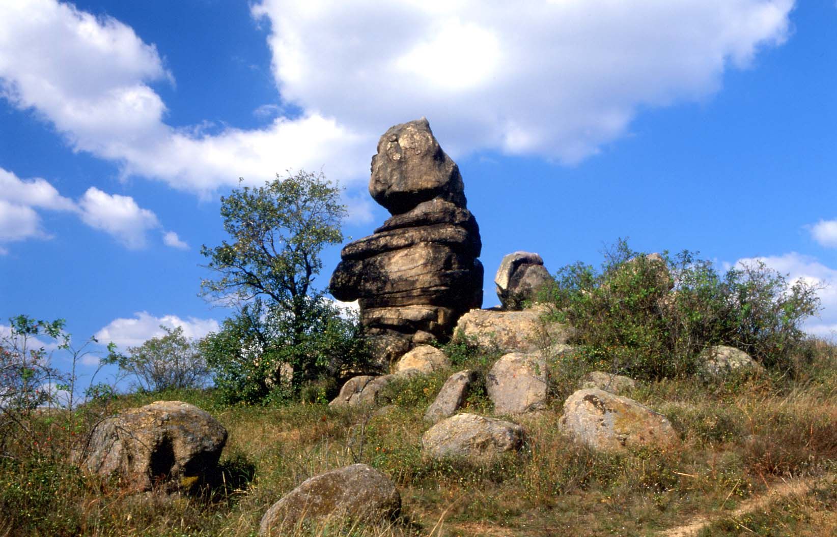 Skalní útvar Kogelstein pod modrou oblohou s mraky.