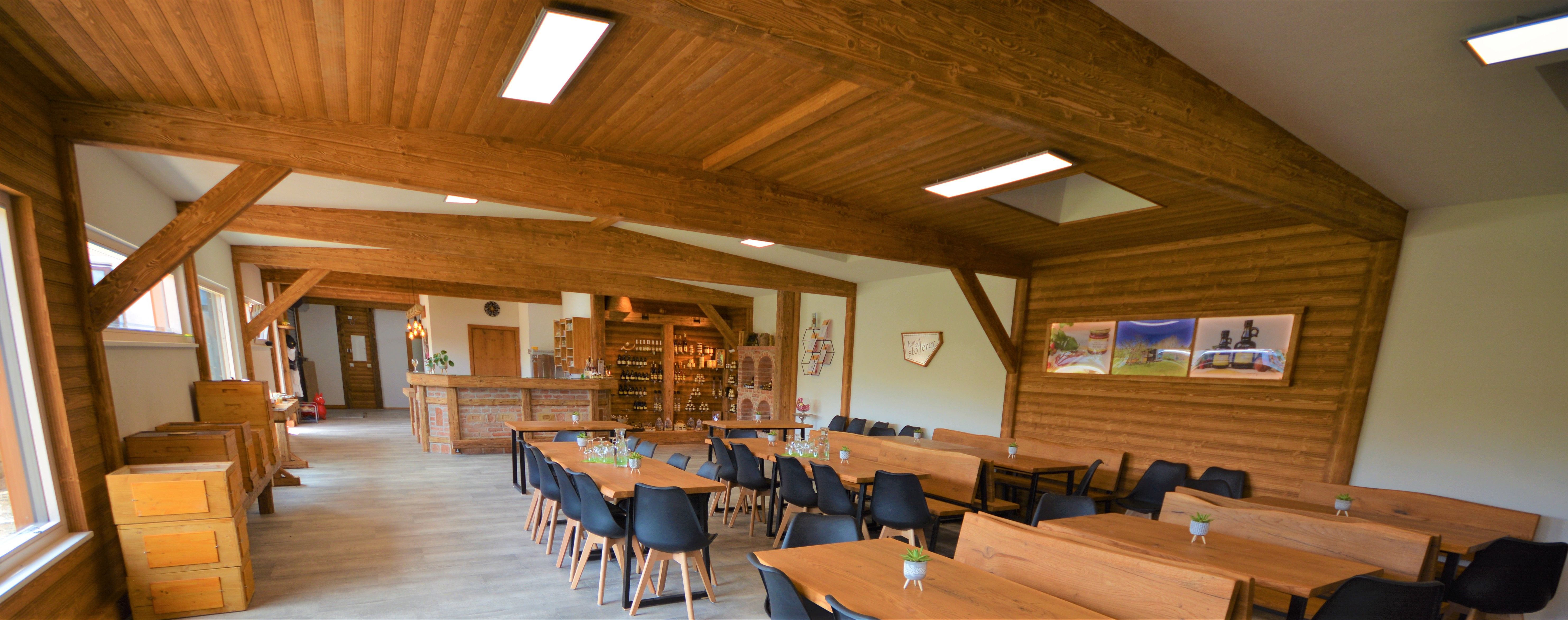 Pohled do interiéru rustikální místnosti s dřevěným nábytkem a dekoracemi.