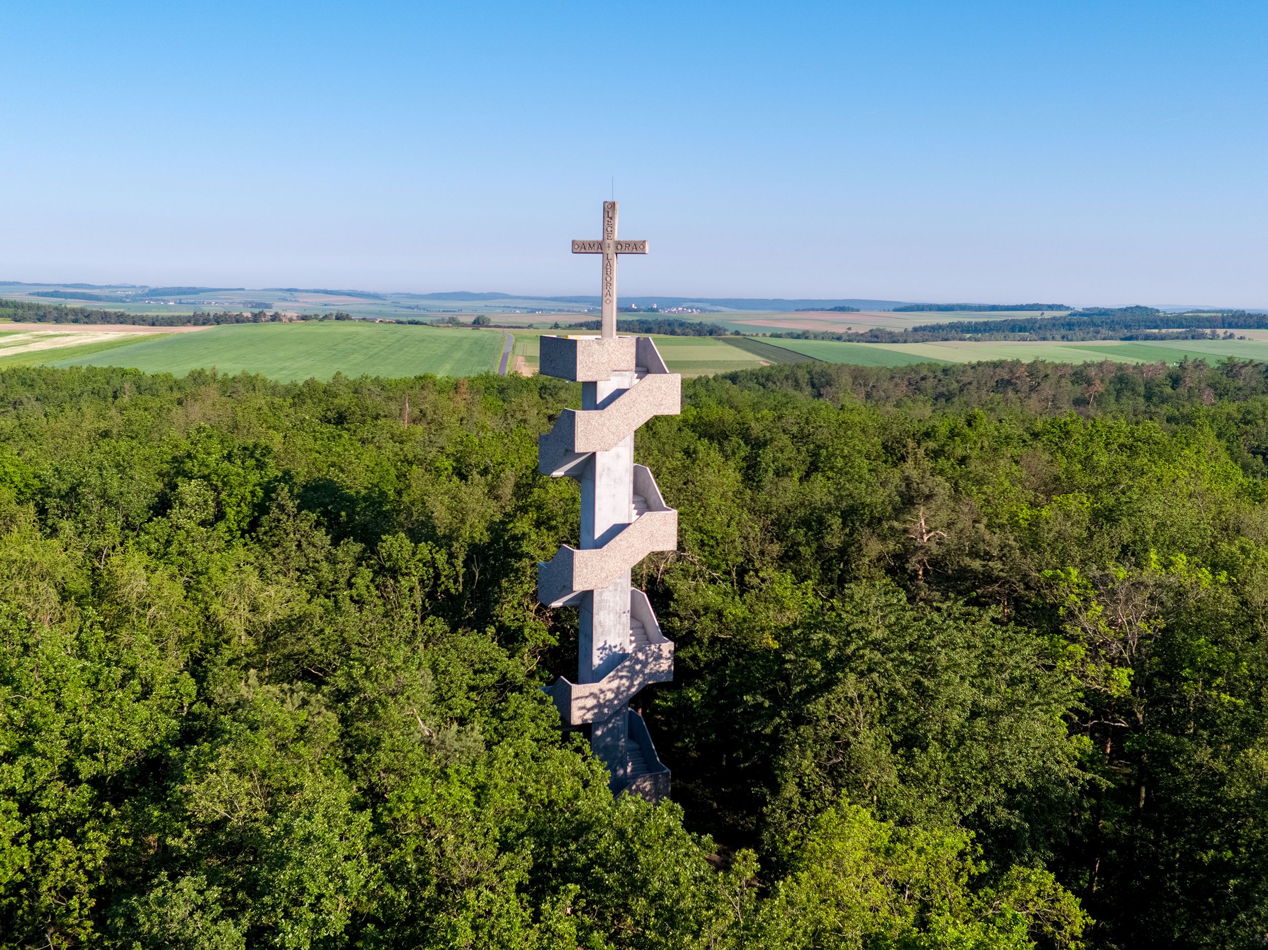 Rozhledna Europawarte v zalesněné oblasti s nádherným výhledem na krajinu.