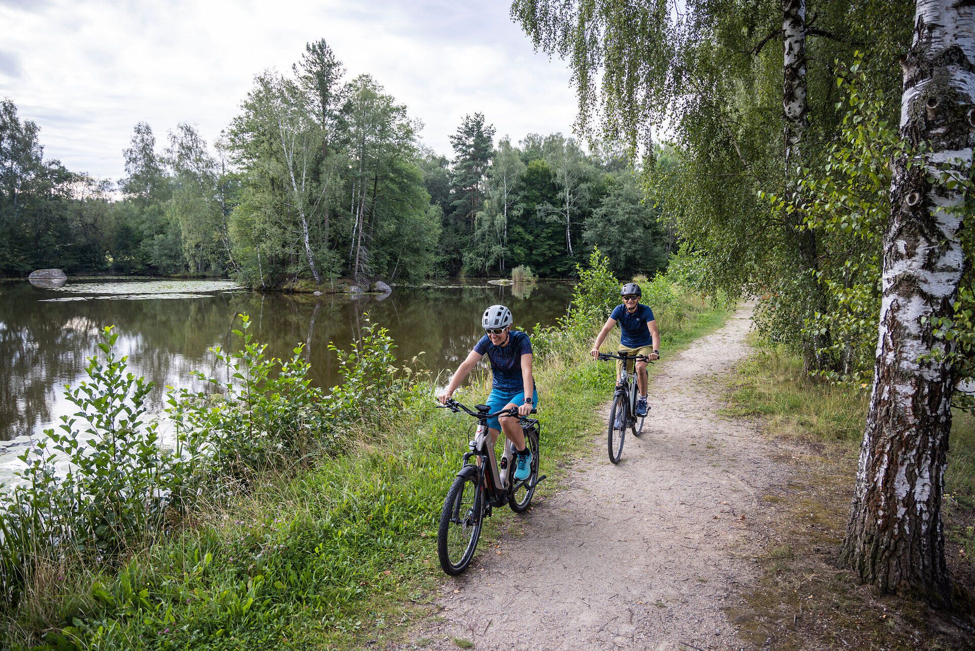 Mírné Cyklostezky se vinou podél šumící vody, obklopené bujnou zelení a majestátními stromy. Čerstvý vzduch a jemné šplouchání vody vytvářejí příjemnou atmosféru pro milovníky přírody i cyklisty. Zde ve Waldviertelu se každý okamžik stává nezapomenutelným zážitkem v přírodě.