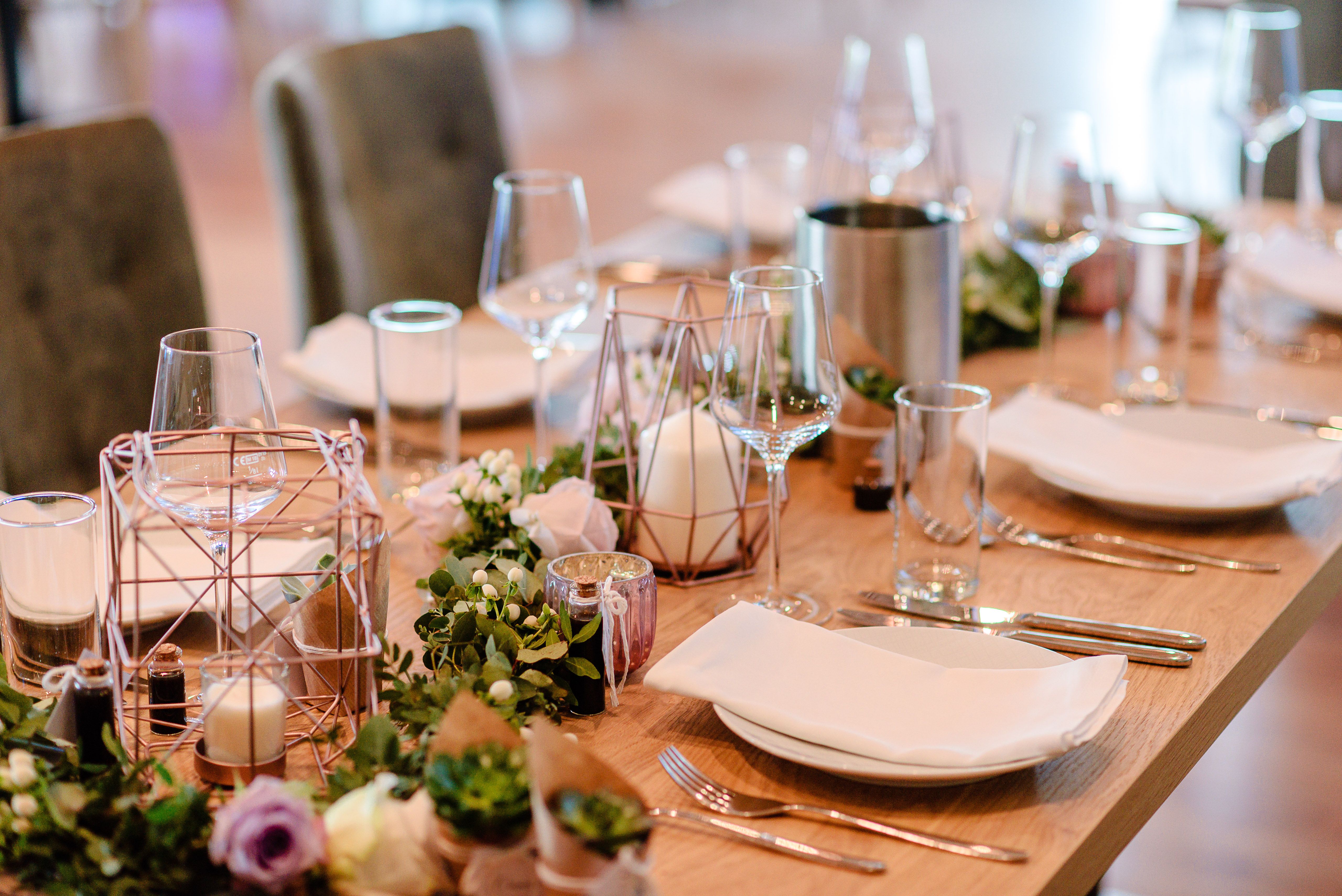 Elegantní svatební stůl s květinami a svíčkami.