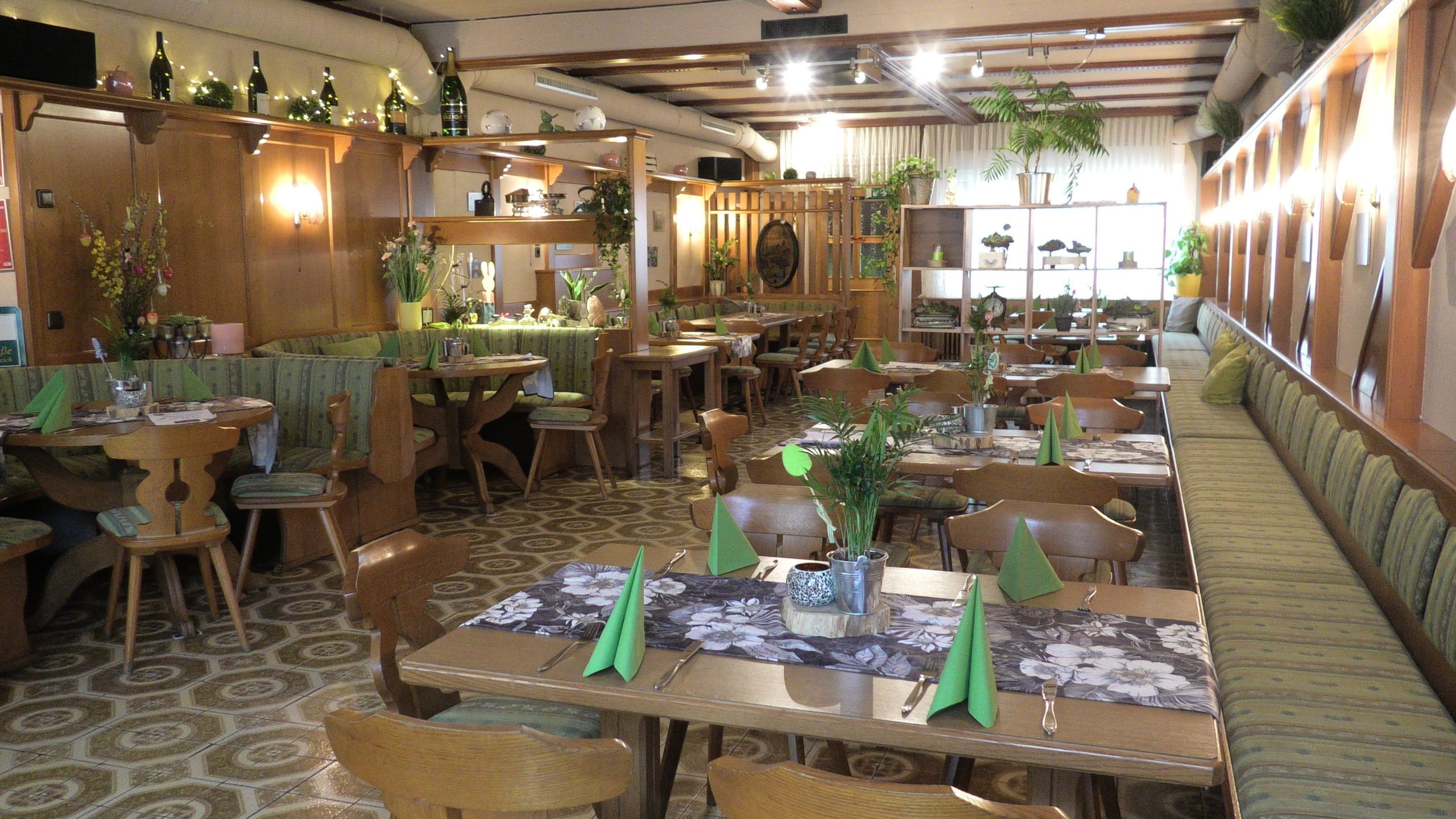 Jídelna s prostřenými stoly v hotelu Stadtwirt Windisch, Mannersdorf/Leithagebirge